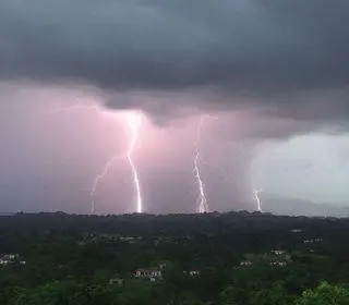 Araguari deve ter um dia com trovões e raios