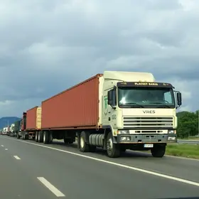 fila de caminhões